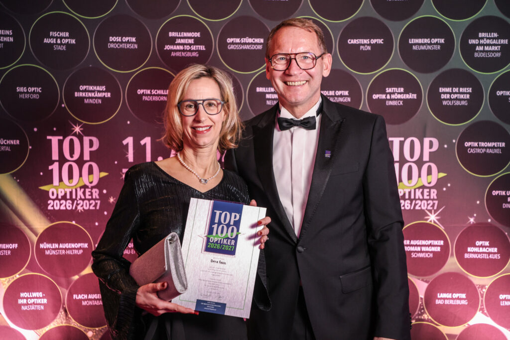 Sabine und Sven Frederking übernehmen die Auszeichnung für Optik Fassl entgegen